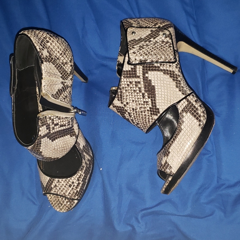 Calvin Klien peep toe heels